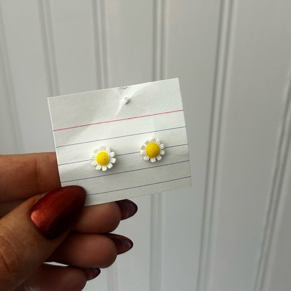 Cute Tiny Daisy Flower Stud Earrings